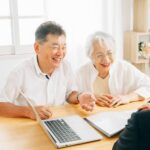業者に生前整理の相談をする高齢夫婦