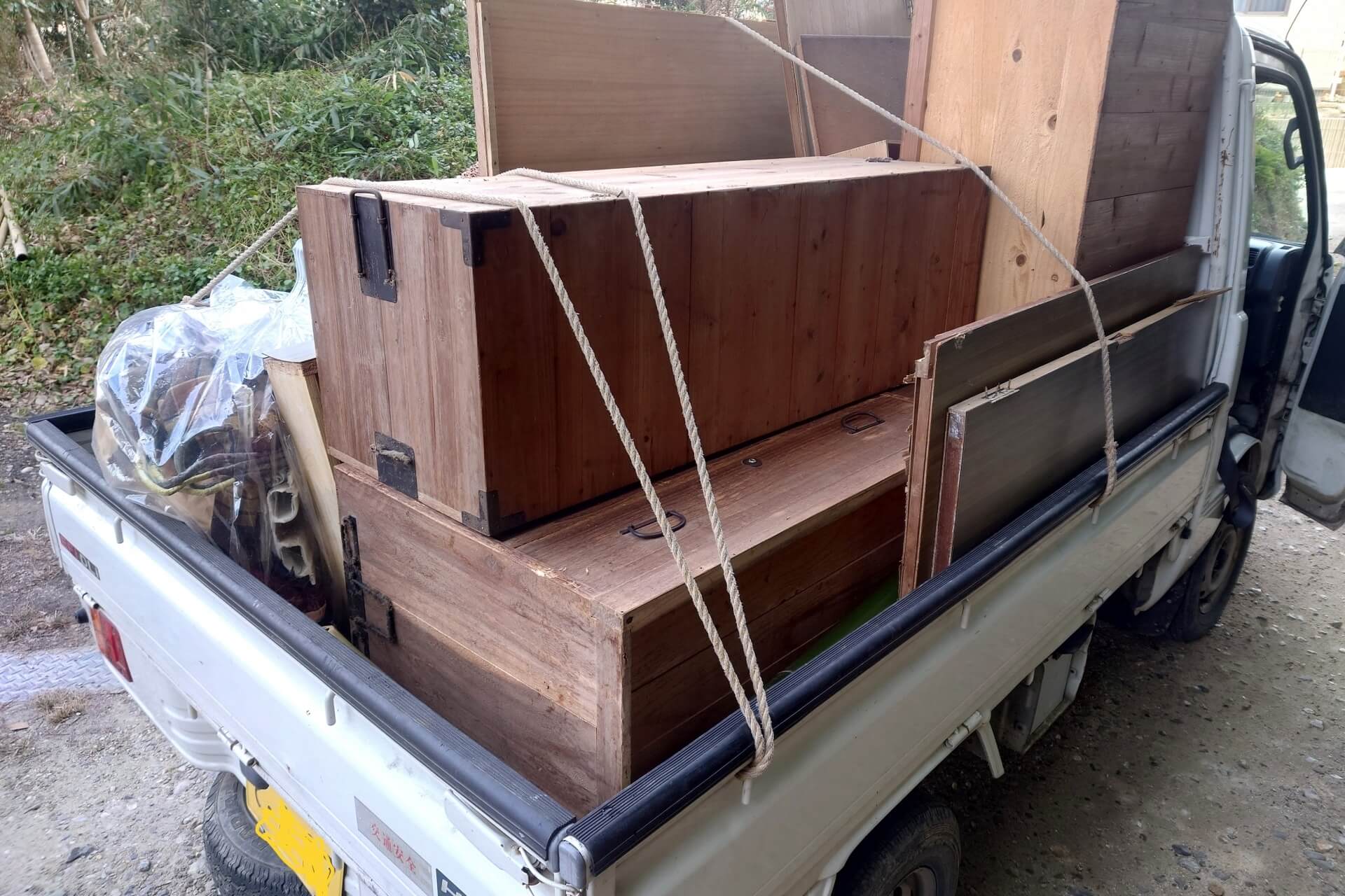 トラックに積まれた家具