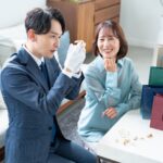 買取依頼をする女性と査定をする男性スタッフ
