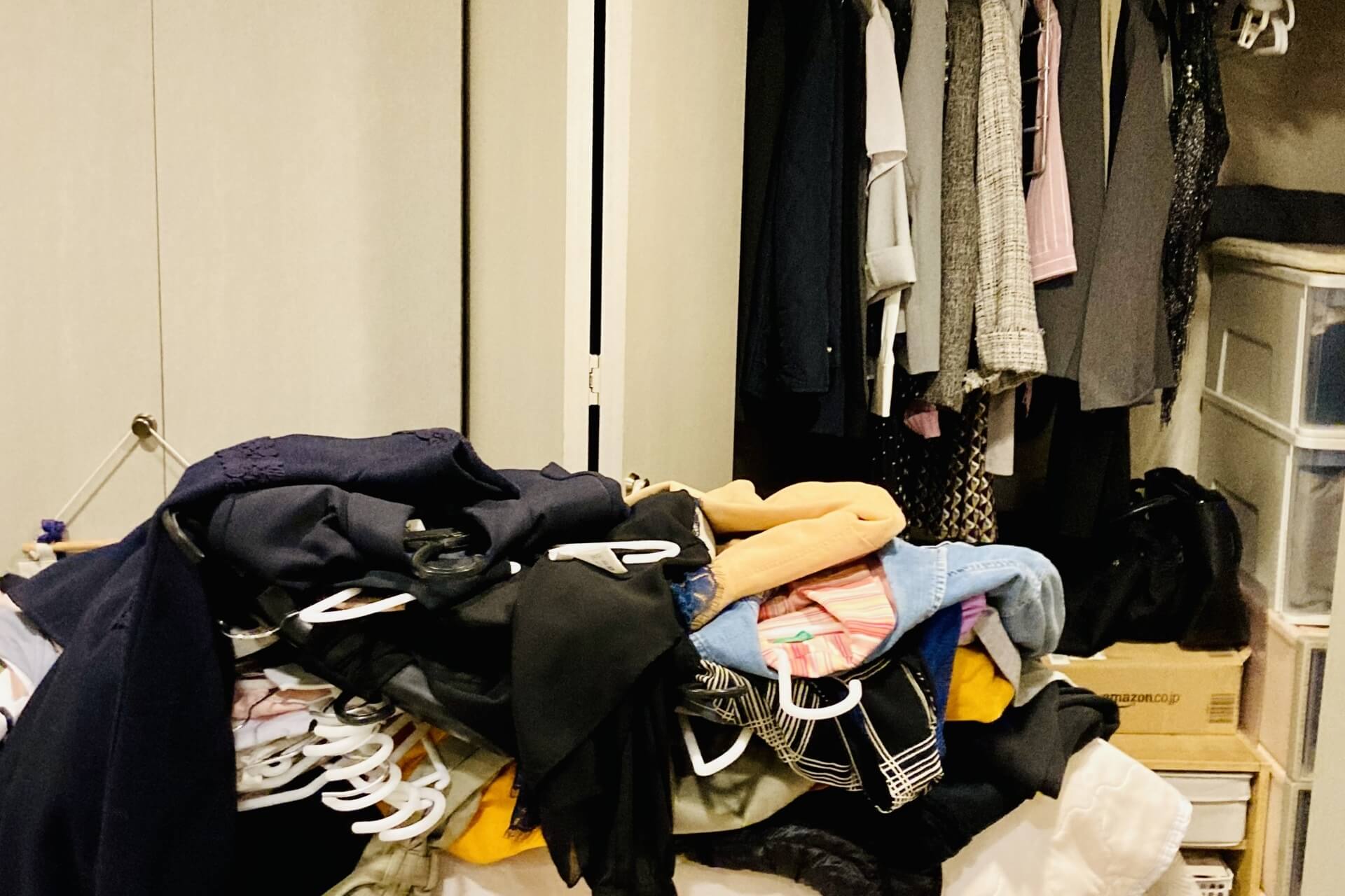 クローゼットに入りきらない大量の服