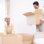 片付けをしている高齢夫婦