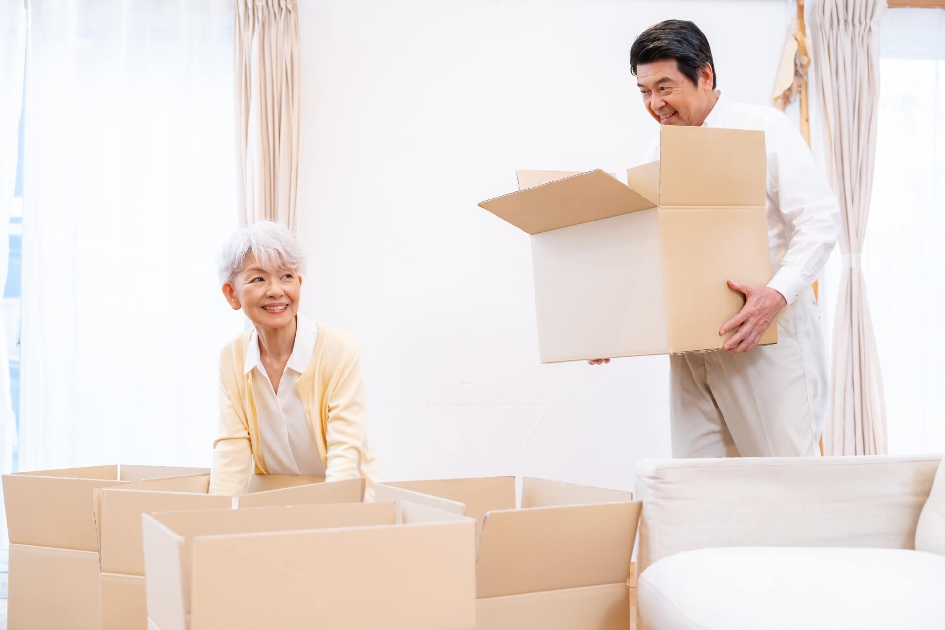 片付けをしている高齢夫婦