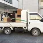 不用品を乗せたトラック