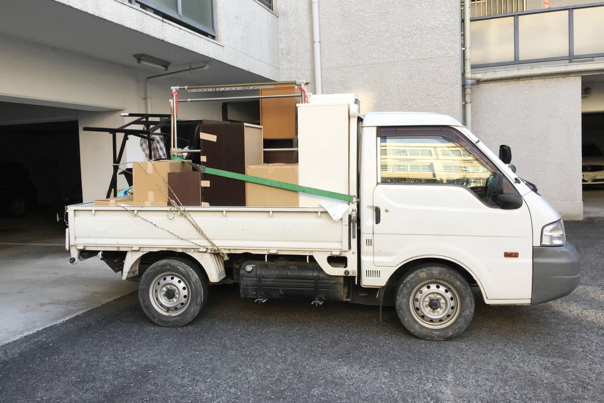 不用品を乗せたトラック